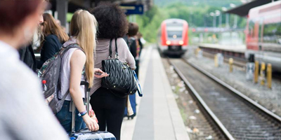 Bild von einem einfahrenden Zug am Bayreuther Hauptbahnhof