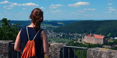 Bild mit Blick von einem Aussichtspunkt auf das Schloss Plassenburg in Kulmbach