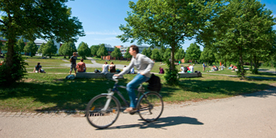 Bild mit Blick auf das gut besuchte Rondell mit einem Fahrradfahrer