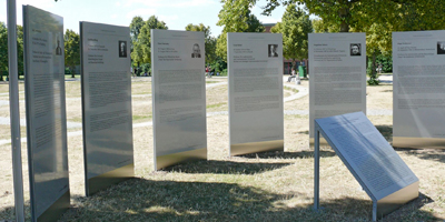 Gedenkstelen im Rondell der Uni Bayreuth