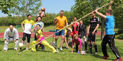 Bild von einer Gruppe beim Ausführen einer Sportübung